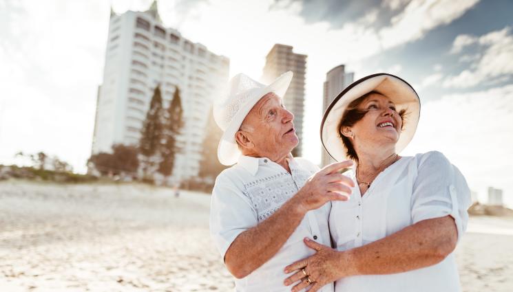 възрастни двойка бяло - ПРАКТИЧНИ СЪВЕТИ: Пазят ли ни от слънцето белите дрехи
