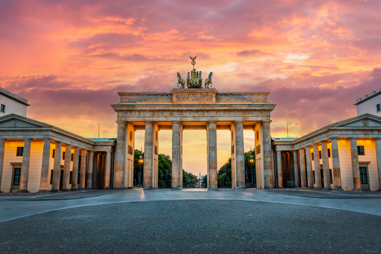 Един от символите на Берлин е Бранденбургската врата. Архитектурният паметник е посещаван от множество туристи. Това е единствената съхранена градска порта на столицата.