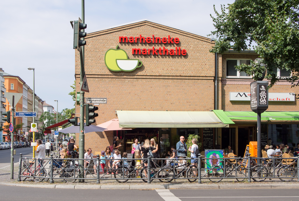 Пазарната зала Marheineke в Кройцберг предлага широка гама от пресни храни, закуски, деликатеси и услуги.