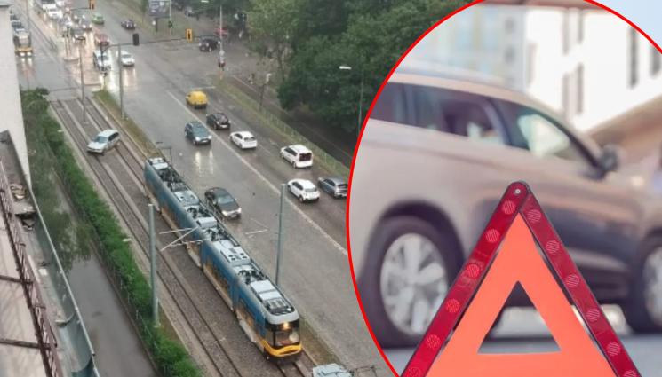 катастрофа - СТАНА ЗАРАЗНО: Кола се метна на трамвайни релси!