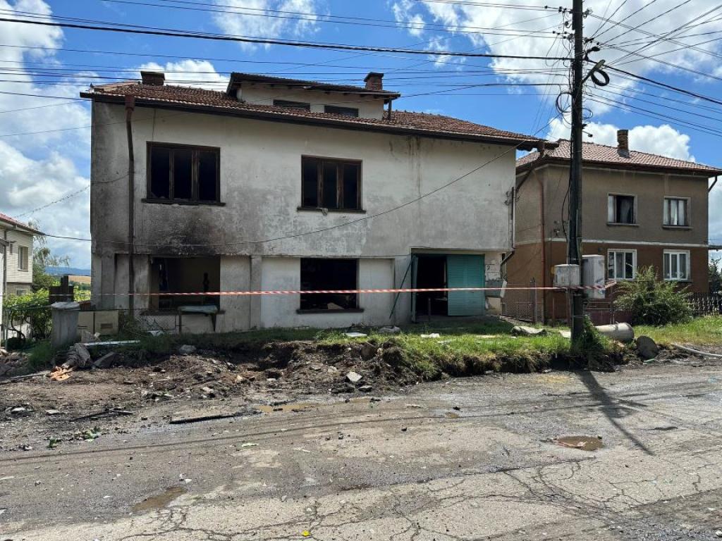Къща се взриви в Костинброд Жена е с 28 изгаряния