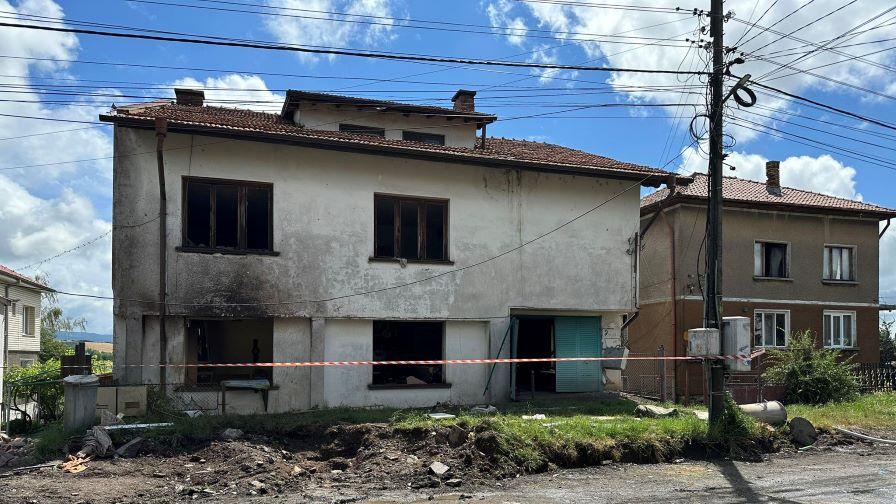 Къща се взриви в Костинброд, жена е с тежки изгаряния (СНИМКИ/ВИДЕО)