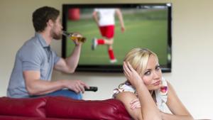Какво правят жените, докато мъжете им гледат европейското по футбол?