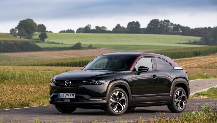 Mazda - ЗАРЕЖДА СЕ И В КОНТАКТА, И С БЕНЗИН: Mazda MX-30 R-EV стана първият хибрид, при който токът не свършва!