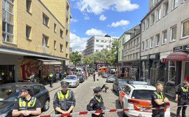 Германската полиция стреля по мъж който носи кирка и коктейл