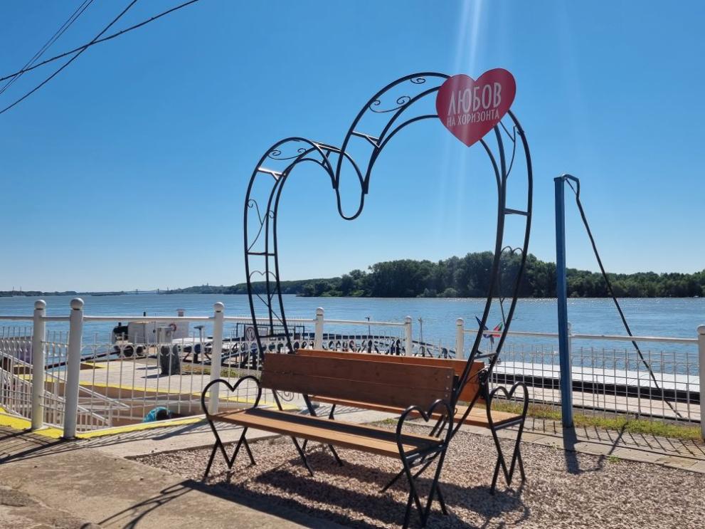 Пейка с арка във формата на сърце и надпис Любов