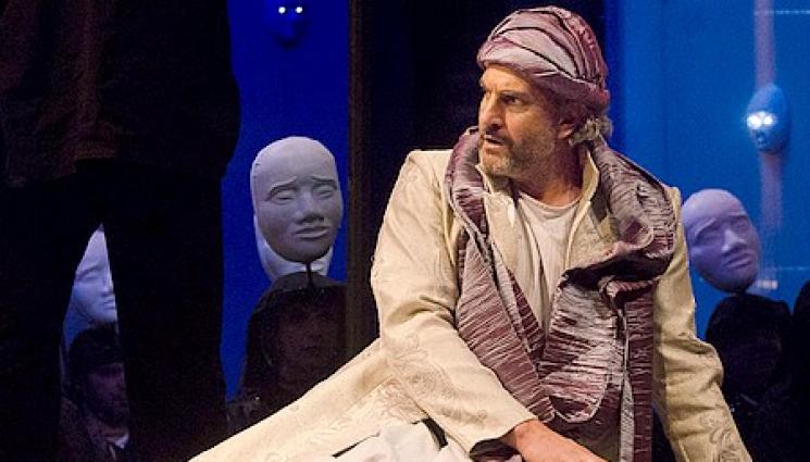 Юлиьн Константинов - Юлиян Константинов пее с кукли в „Турандот“ (СНИМКА)