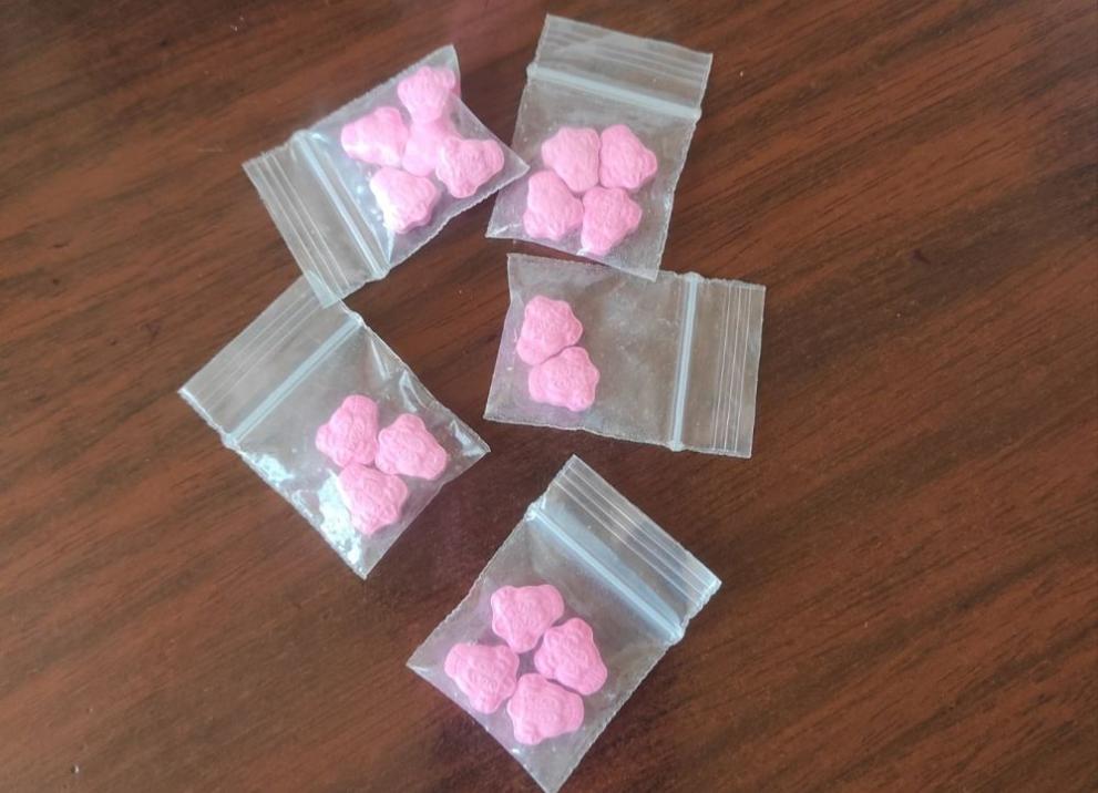 Иззеха таблетки, реагиращи на опиат от двама младежи в Пирдоп,