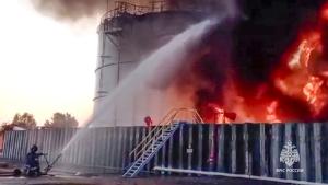 Пожарът в петролен склад в южния руски град Азов продължава