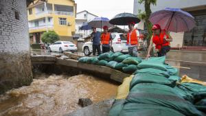 Най малко 13 души са загинали при проливни дъждове наводнения и