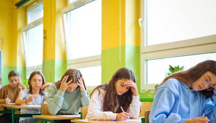 изпит - МОН пусна отговорите на матурата за 7. клас!