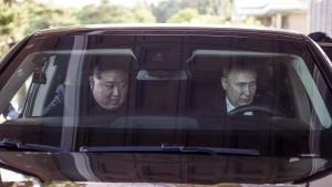 Руският президент Владимир Путин взе севернокорейския лидер Ким Чен ун на