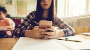 Кипър ще забрани използването на мобилни телефони в училищата съобщи
