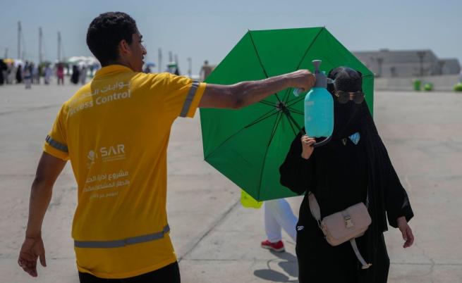 Служители охлаждат с вода поклонниците в Мека заради високите температури