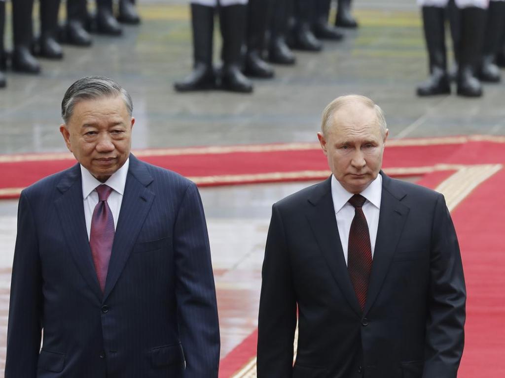 Руският президент Владимир Путин бе посрещнат във Виетнам с 21