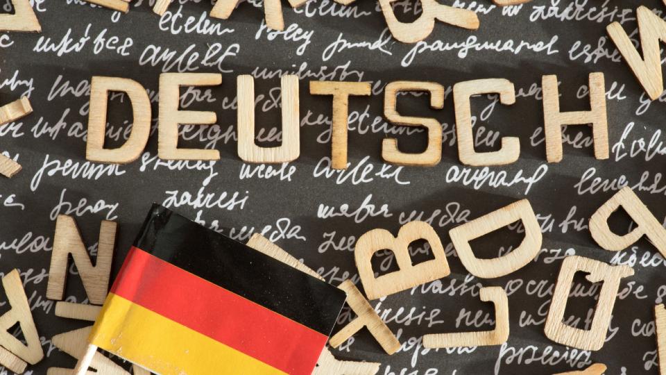 Немският език, известен на немски като deutsche Sprache или просто