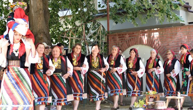 Еньовден - ЗЛАТНО ВРЕМЕ: Тюрлюгювеч за Еньовден, приготвя се в глинен съд на бавен огън