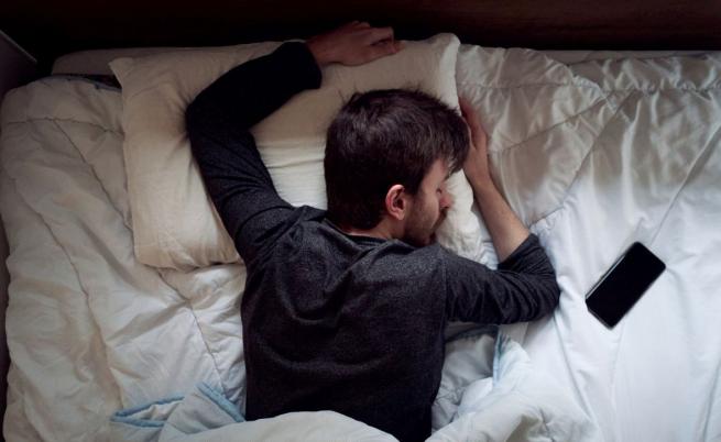 Защо мъжете заспиват след секс?