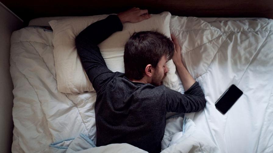 Защо мъжете заспиват след секс?