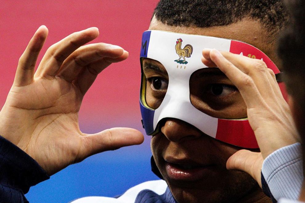 Звездата на Франция Килиан Мбапе вече е с маска, с каквато