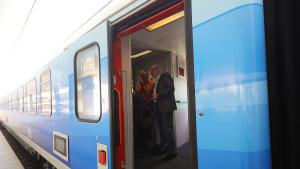 Десетки хора  пътуваха натъпкани в коридора на нощния влак по