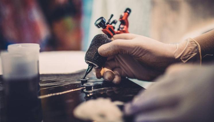 татуировка татус - ПЕТНИСТА ХИЕНА: Пощуряла фенка се нашари цялата с лика на световна знаменитост! (СНИМКИ+ВИДЕО)