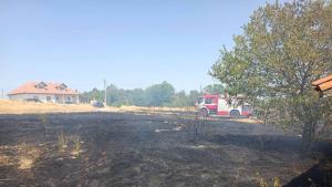 Две необитаеми къщи гасят екипи на пожарната те се намират