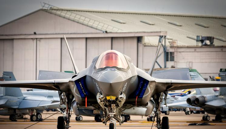 изтребител - НАТО строи най-голямата си военновъздушна база до България