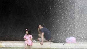 Деца се разхладиха във фонтана пред НДК Горещото време принуди много
