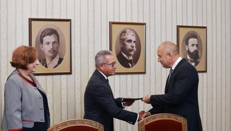 Радев - СЛЕД КОНСУЛТАЦИЯТА ПРИ ПРЕЗИДЕНТНА: ДПС: Най-логично е да бъде подкрепен мандатът на победителя