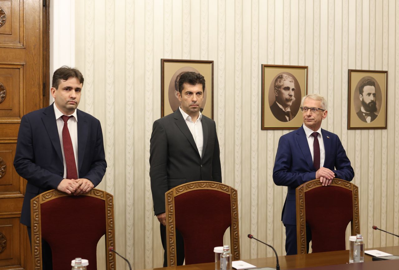 Държавният глава Румен Радев започна консултации с представители на парламентарните групи в 50-ото Народно събрание, съобщиха от прессекретариата на президента.