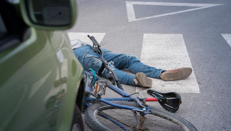 велосипедист катастрофа - Колоездач се удари жестоко в кола и е в критично състояние