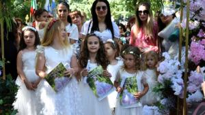 Повече от 300 малки булки дефилираха по улиците на Асеновград