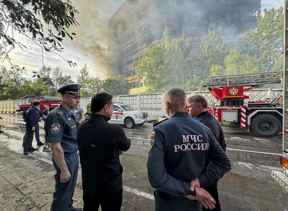 Най-малко осем души са загинали при пожар в голяма офис