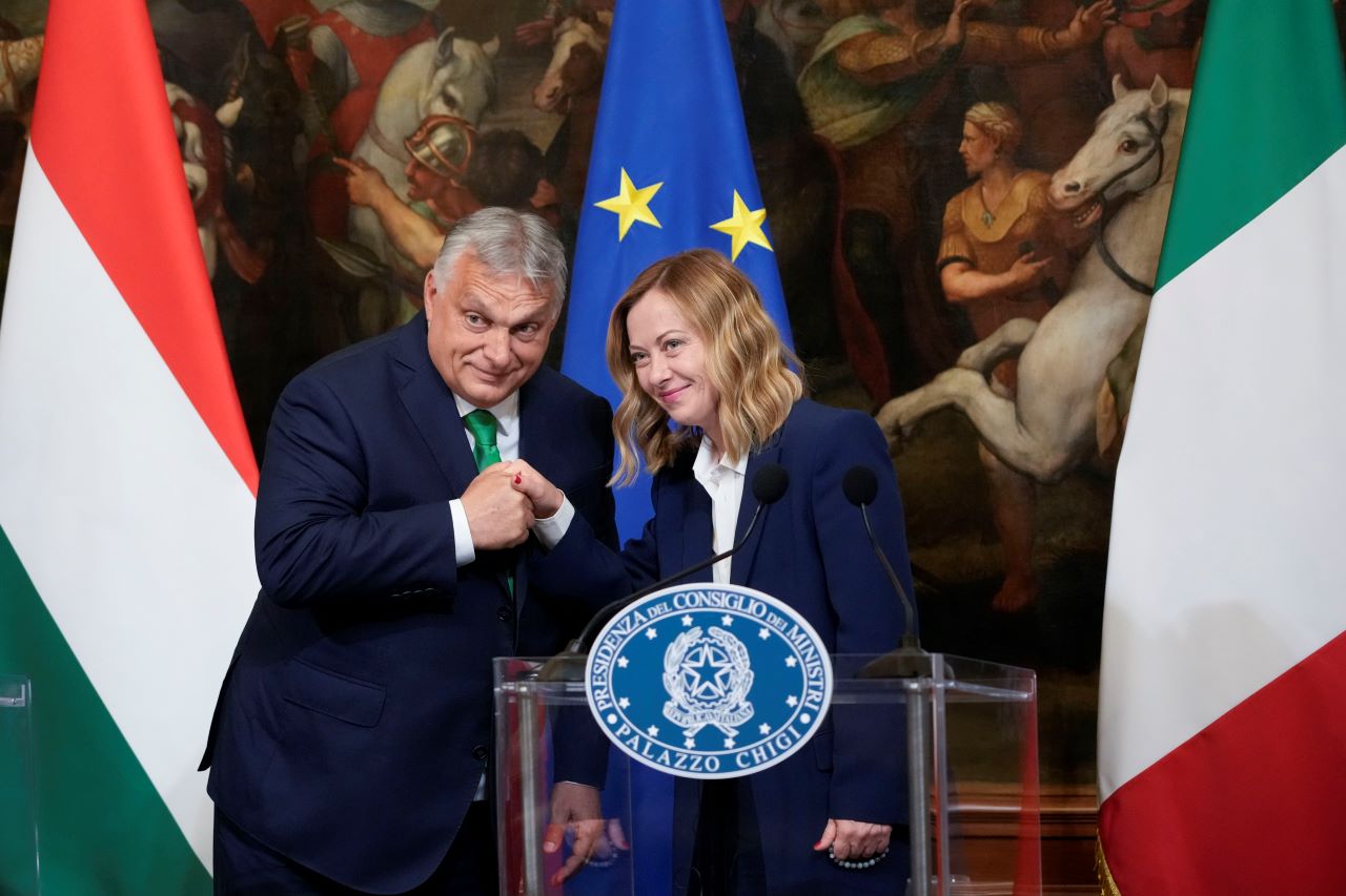 <p>В навечерието на нова среща на върха на европейските лидери, която ще се проведе по-късно през седмицата и на която се очаква отново да се говори за разпределяне на висшите европейски постове, италианският премиер Джорджа Мелони отново проведе среща с унгарския си колега Виктор Орбан.</p>