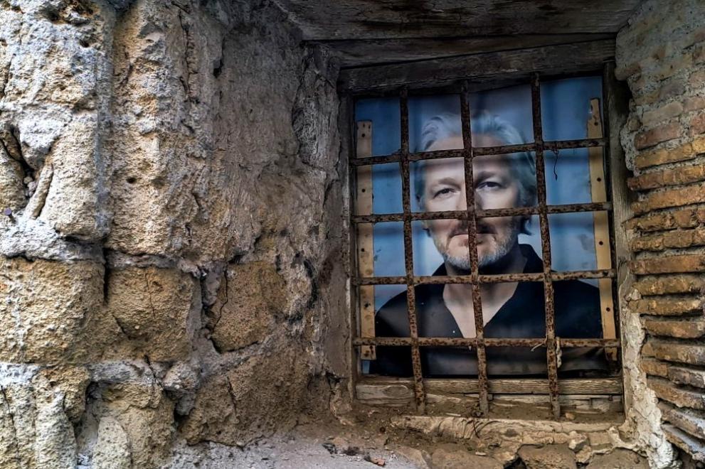 Джулиан Асандж е австралийски програмист, основател на Уикилийс – онлайн медията,