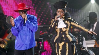 Lauryn Hill и Stevie Wonder изпълниха “Killing Me Softly” в памет на Roberta Flack