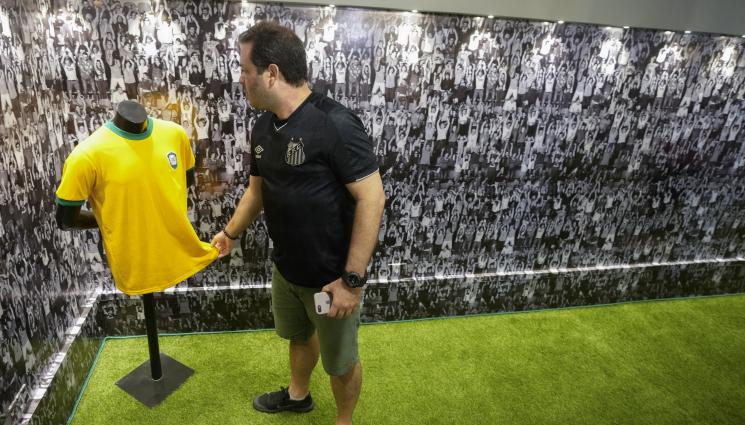 Фланелки Гинес - Служител на Google влезе във футболните рекорди на Гинес с колекция от 6101 фланелки