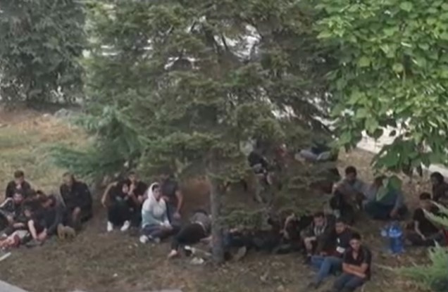 мигрантите полицаи Бургас съд