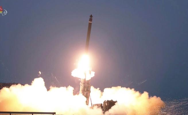 КНДР изстреля ракета към Японско море, летателното средство се е взривило във въздуха