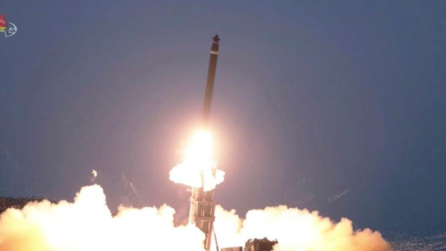 <p>КНДР изстреля ракета към Японско море</p>