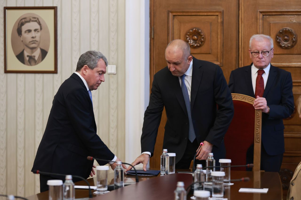 <p>Трети ден продължават консултациите при президента Румен Радев с парламентарно представените политически сили в 50-ото Народно събрание за съставяне на правителство.</p>