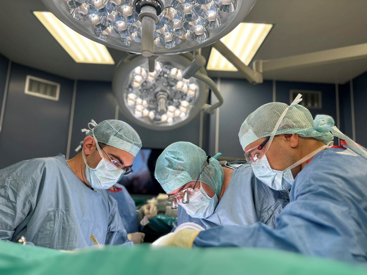 <p>Специалисти от Военномедицинска академия (ВМА) извършиха чернодробна трансплантация, съобщиха от лечебното заведение. Това е третата подобна операция от началото на тази година. Донорът и реципиентът са 48-годишни жени.</p>