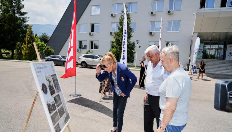 Стефка Костадинова БОК - Месец преди олимпиадата: Стефка Костадинова откри фотоизложбата „От Париж до Париж – през моста на времето”