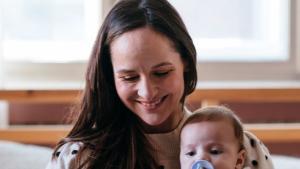 Използването на смартфон от майката вреди на езиковото развитие на бебето