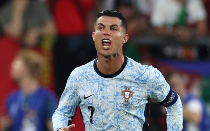 Фен едва не нокаутира Кристиано Роналдо (видео)