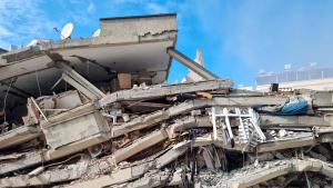 Седеметажна сграда се е срутила частично в района Бахчелиевлер в