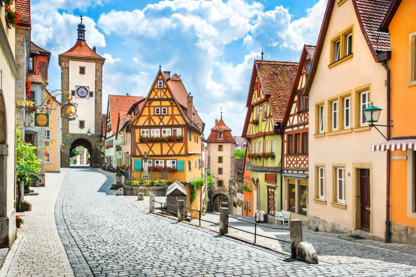 <p><strong>Ротенбург об дер Таубер</strong></p>

<p>Ротенбург об дер Таубер е един от най-добре запазените средновековни градове в Германия, където времето сякаш е спряло. С неговите калдъръмени улички, цветни къщи и впечатляващи градски стени, Ротенбург предлага идеалната обстановка за романтични разходки. Всеки ъгъл и всяка къща разказват своя история, създавайки атмосфера на вълшебство и уют.</p>

<p>Тук можете да се насладите на уникалната архитектура и историческите забележителности като Площадът на пазара и Църквата Свети Яков. Всяка година градът привлича хиляди туристи, които идват да се насладят на неговата красота и спокойствие. Ротенбург е също така известен със своите коледни пазари, които превръщат града в истинска зимна приказка.<br />
&nbsp;</p>