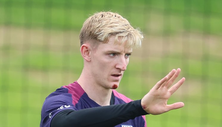 Антъни Гордън - Офанзивен халф на Англия тренира с разбита брада, пребил се с колело