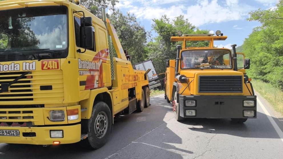 ТИР, превозващ дини, е излязъл от пътя и се е